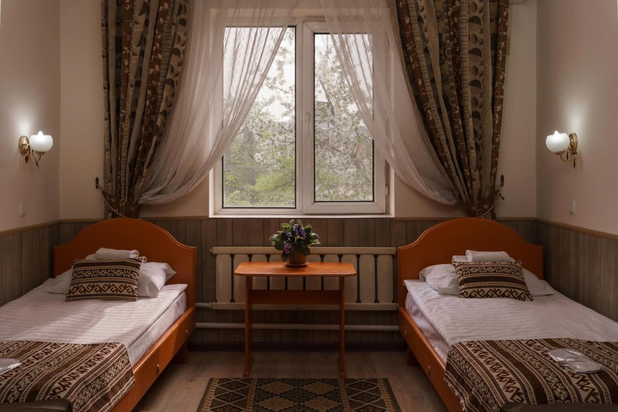 Alpinist Hotel Biskek Kültér fotó