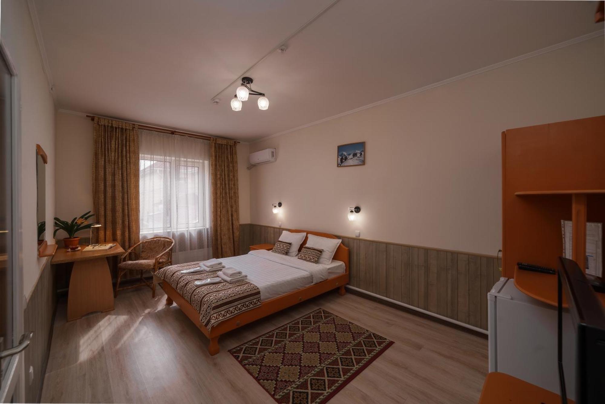 Alpinist Hotel Biskek Kültér fotó