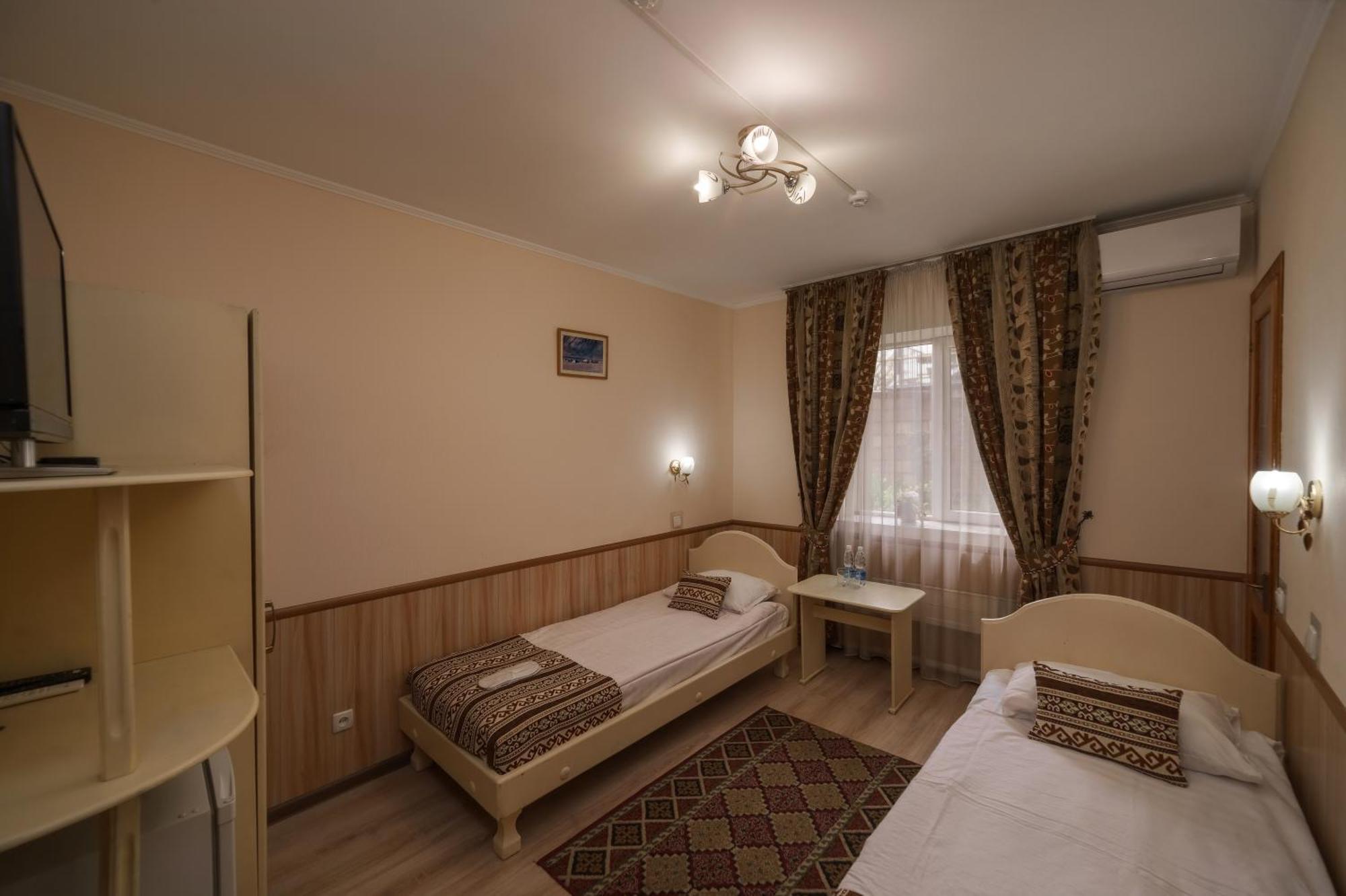 Alpinist Hotel Biskek Kültér fotó