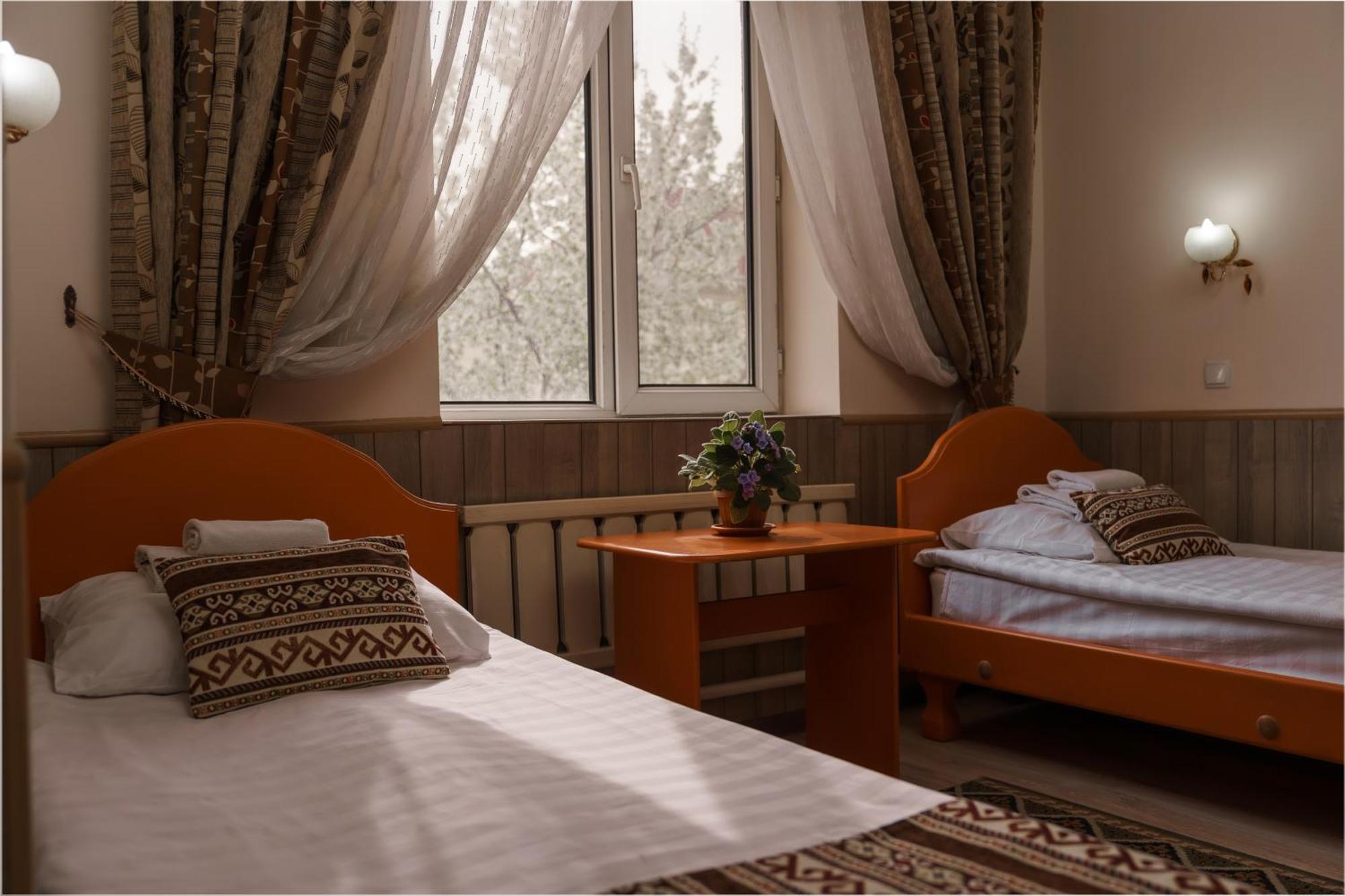 Alpinist Hotel Biskek Kültér fotó
