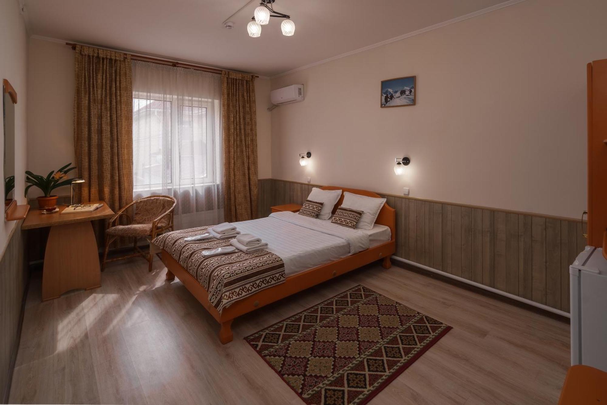 Alpinist Hotel Biskek Kültér fotó